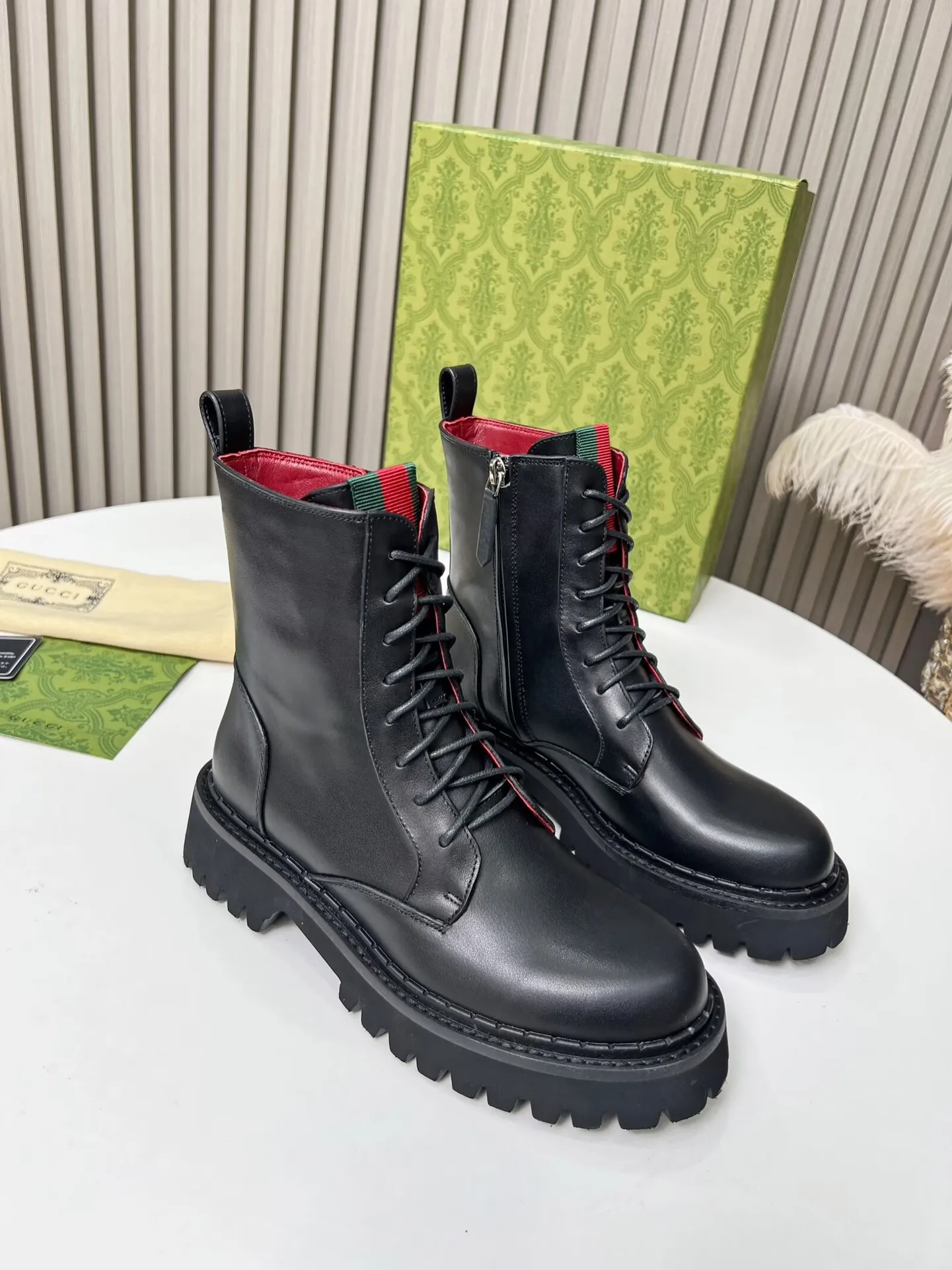 👟👟Ex-factory price 620👟👟 2025 latest version of Gucci GUCCI versatile strappy Martin boots, easy to put on and take off 'Branded webbing color matching Heel height: 5cm Fabric: cowhide/open edge beads Inner/foot pads: red cowhide 🐂 The outsole is made of foam outsole Color: black Code number: 34-40. 34 and 41 42 need to be customized Packaging: Comes with card and cloth bag.
